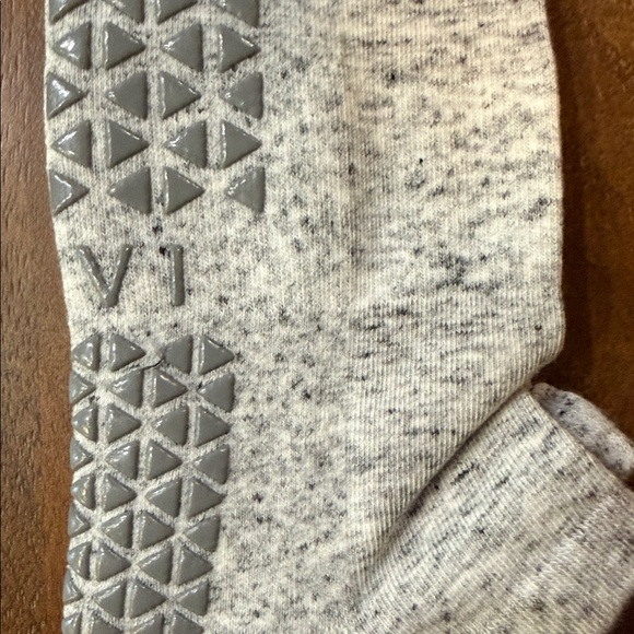 Tavi Gray. I go with everything! I’m pretty and I’m neutral! Gotta get grey. - Picture 2 of 4